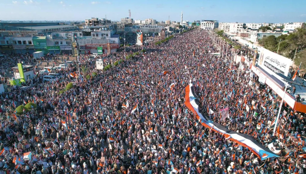 بالصور... الآلاف يتظاهرون في عدن دعماً لـ"الانتقالي الجنوبي"
