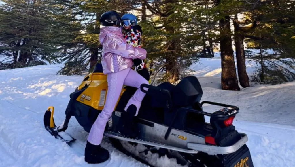 فيديو يثير الجدل في لبنان: متزلجة تحمل طفلها أثناء التزلج