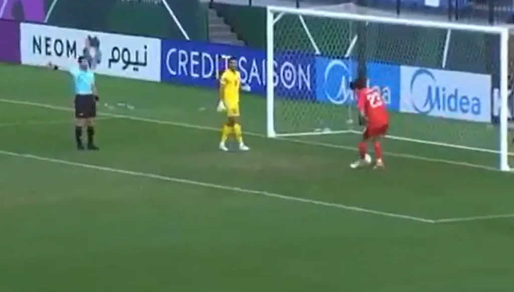 حارس الأردن يحتفل بالتصدي والكرة تعود لتسكن الشباك! (فيديو)