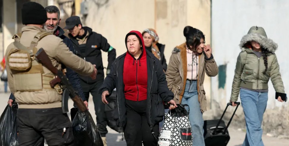 نزوح من حلب. (أ ف ب)