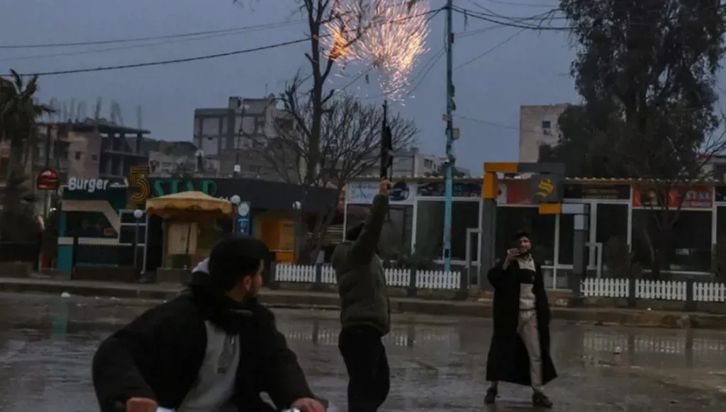 Des affrontements éclatent près de la prison d'Al-Aqtan alors que le dossier des détenus de l'EIIS en Syrie revient sur le devant de la scène