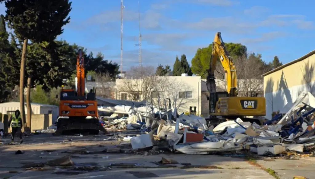 Des bulldozers israéliens démolissent des installations de l'UNRWA au siège de Jérusalem-Est