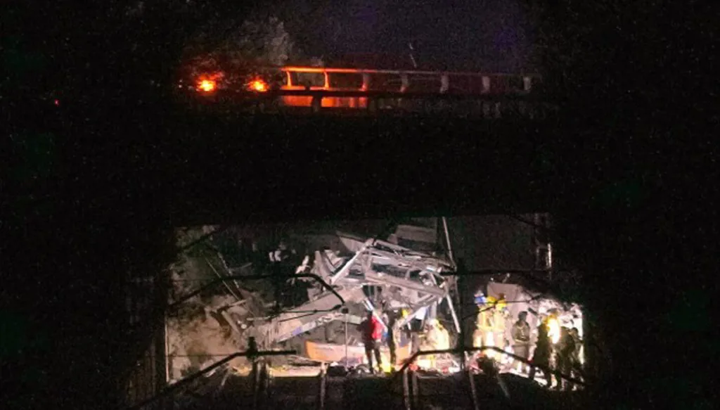 خروج قطار ركاب عن القضبان بالقرب من برشلونة ومقتل السائق