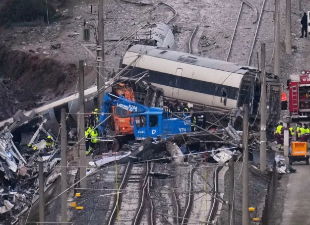 القطار الذي خرج عن القضبان (أ ب)