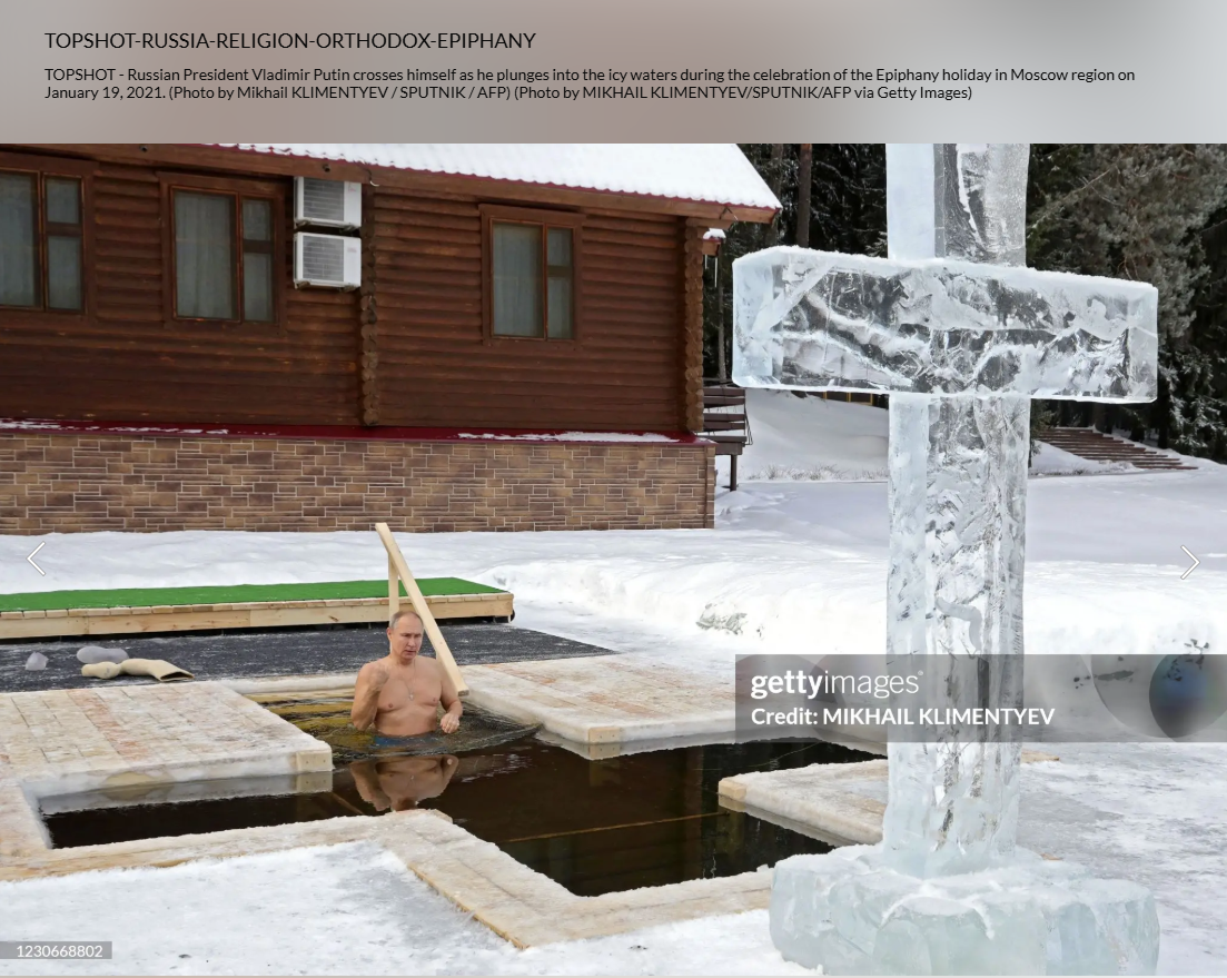 صورة لبوتين يغوص في المياه الجليدية في منطقة موسكو في 19 كانون الثاني 2021 (غيتي ايماجيز)