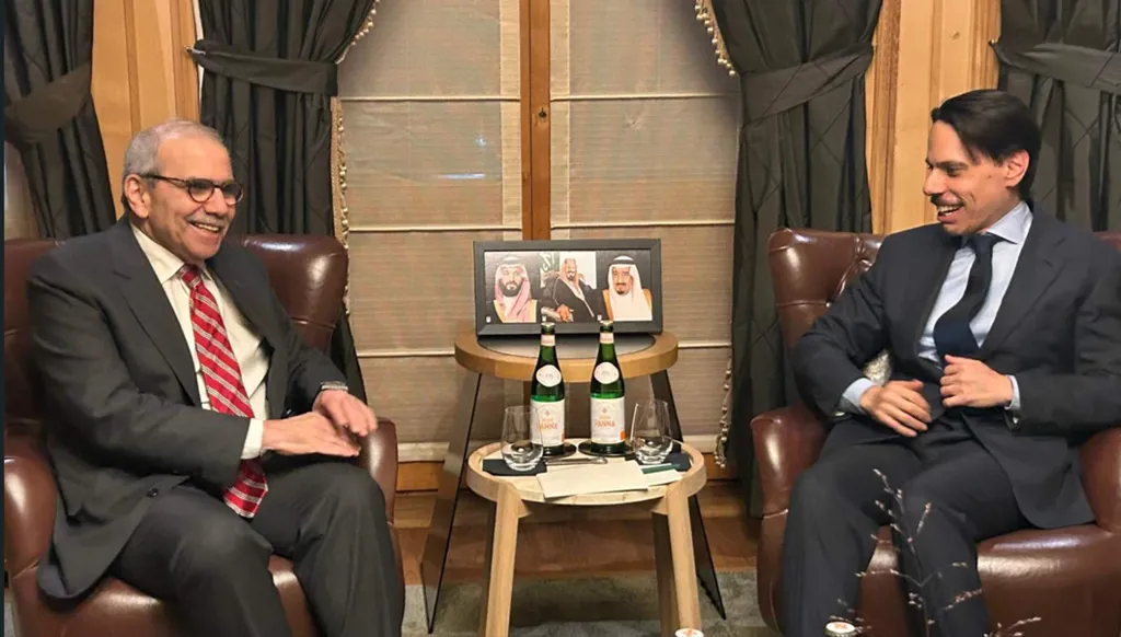 سلام يلتقي بن فرحان في دافوس: التقدم الأمني قد يرفع حظر الصادرات وسفر السعوديين