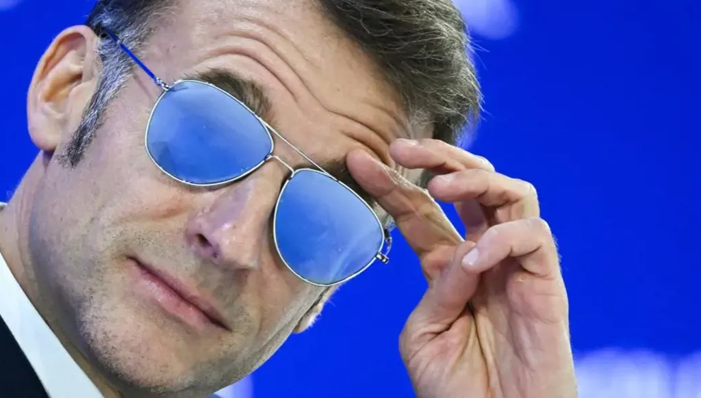 ثمنها 659 دولاراً… نظارات ماكرون في دافوس ترفع قيمة الشركة المصمِّمة بنحو 4 ملايين دولار