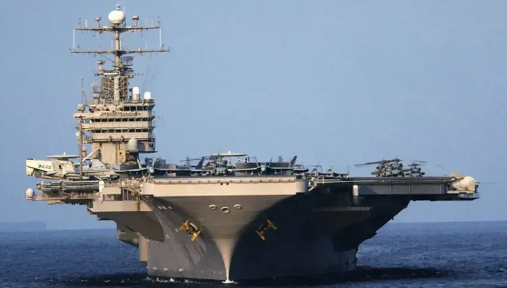 L'Iran lance des missiles sur le porte-avions américain USS Abraham Lincoln, avertit de futures frappes