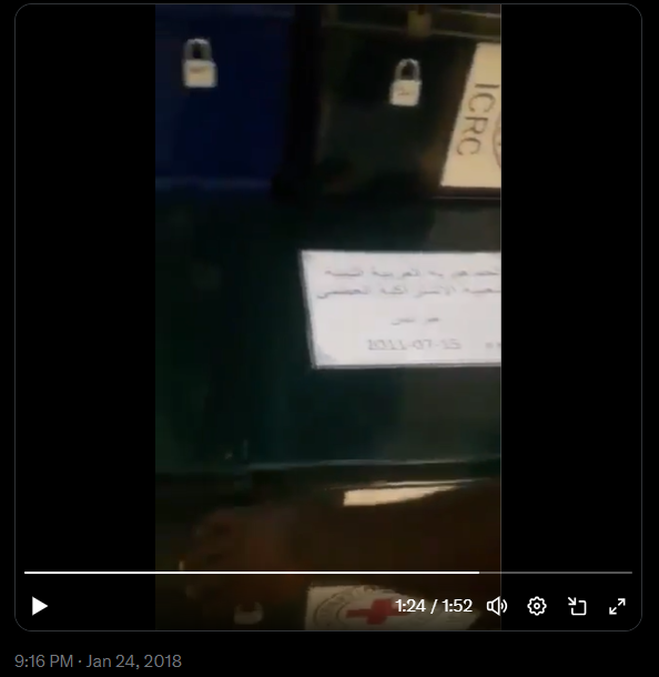 لقطة من الفيديو تظهر كتابة بالعربية على ورقة وضعت على صندوق