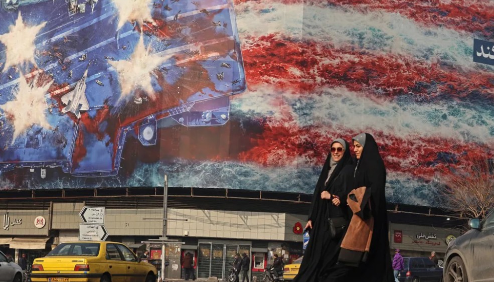 جدارية تمثل هجوماً على حاملة طائرات أميركية، وسط طهران.(أف ب)