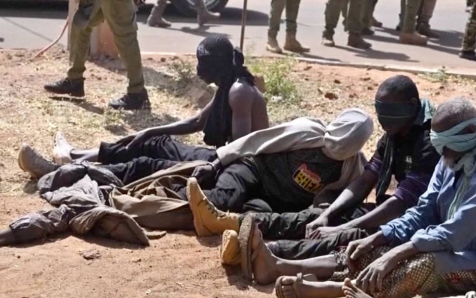 صورة من مقطع فيديو بثه الجيش النيجري لمتورطين في الهجوم على مطار نيامي بعد القبض عليهم (رويترز)
