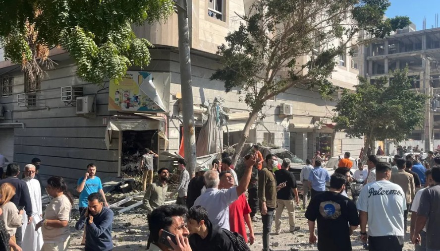 المبنى حيث وقع الانفجار في مدينة بندر بن عباس الإيرانية (صورة عن إكس).