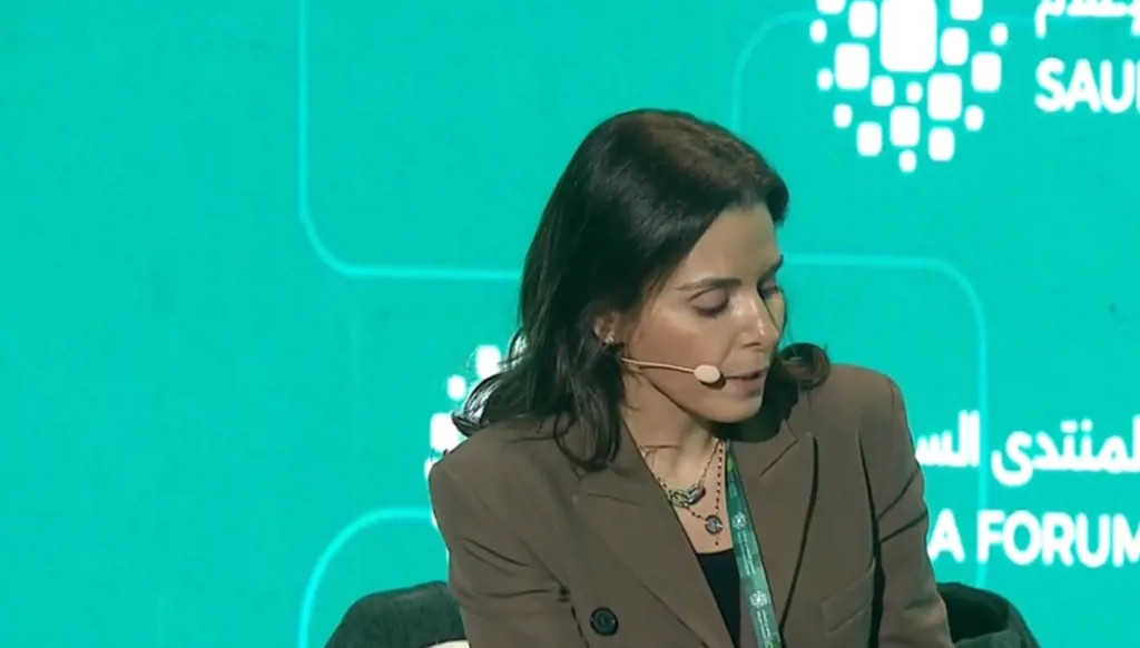 كيف ينجو الإعلام من فخ الأخبار المضللة؟... جلسة حوارية برئاسة نايلة تويني في المنتدى السعودي للإعلام
