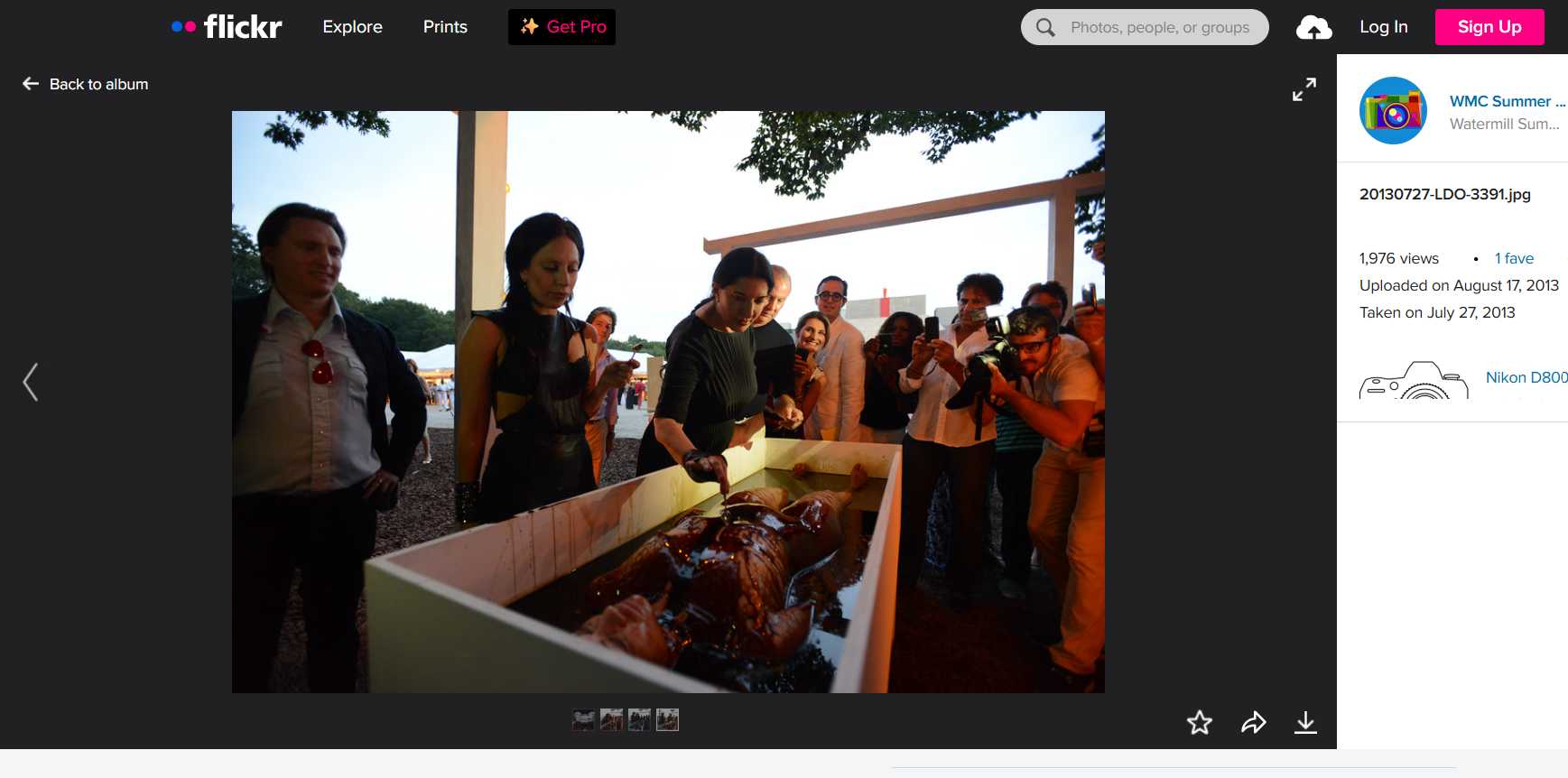 ابراموفيتش بجانب العمل الفني (flickr)