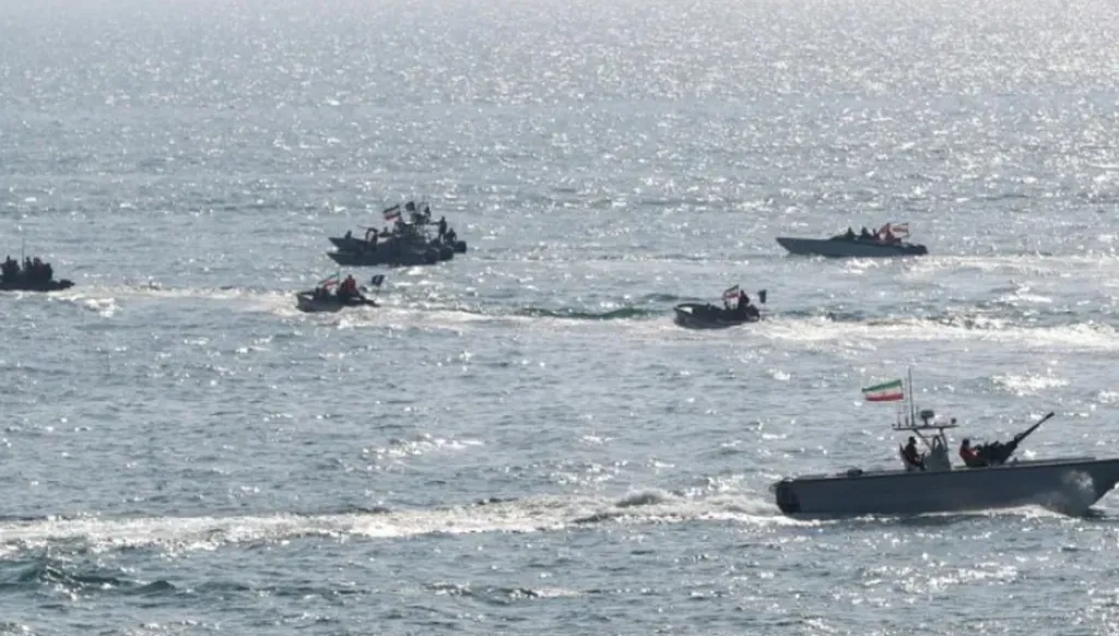 زوارق إيرانية تقترب من ناقلة نفط أميركية في مضيق هرمز