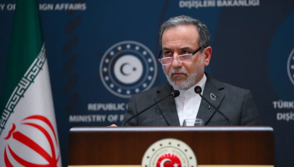 "أكسيوس": إيران تطالب بتغيير مكان وصيغة المفاوضات النووية مع الولايات المتحدة