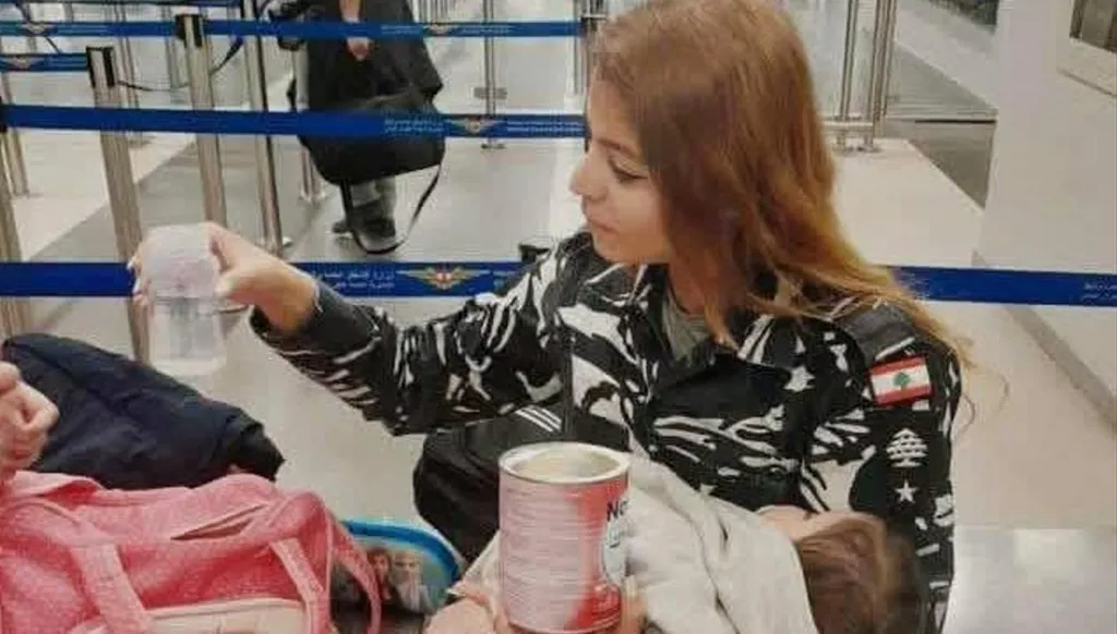 صورة إنسانية من مطار رفيق الحريري… معاون أوّل تحتضن طفلة لساعتين بعد إغماء والدتها