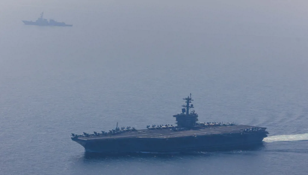 "رسالة إلى إيران"... كوشنر وويتكوف يزوران "أبراهام لينكولن" في بحر العرب