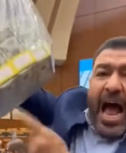 كيس الأموال الظاهر في الفيديو المتداول 