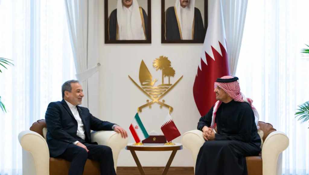 رئيس وزراء قطر يبحث مع عراقجي خفض التصعيد ويرحب بمفاوضات مسقط