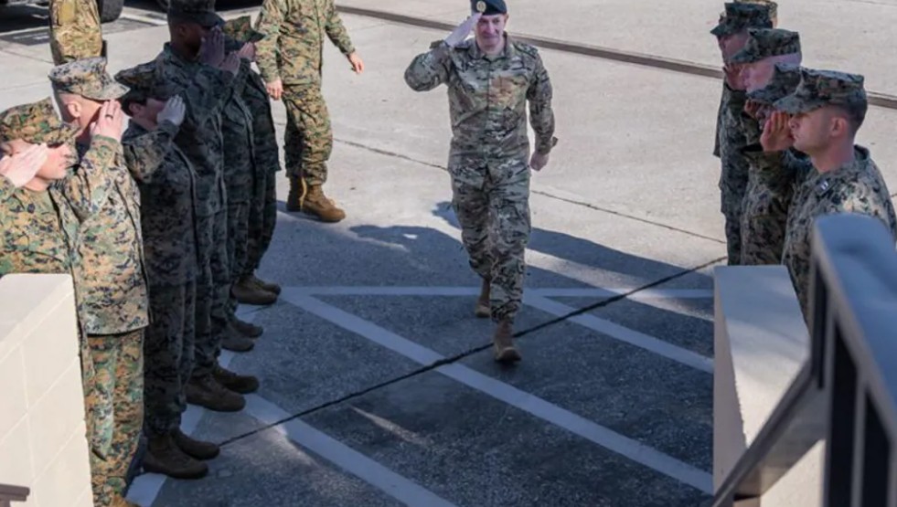 قائد الجيش العماد رودولف هيكل (مديرية التوجيه).