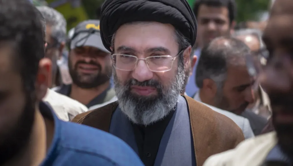 بلومبرغ: نجل خامنئي يملك فنادق في أوروبا عبر شبكة استثمارات معقّدة باسم علي أنصاري