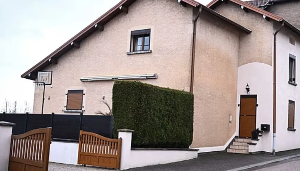 العثور على رضيعين مجمّدين في الثلاجة… وأم لتسعة أولاد في دائرة الاتهام