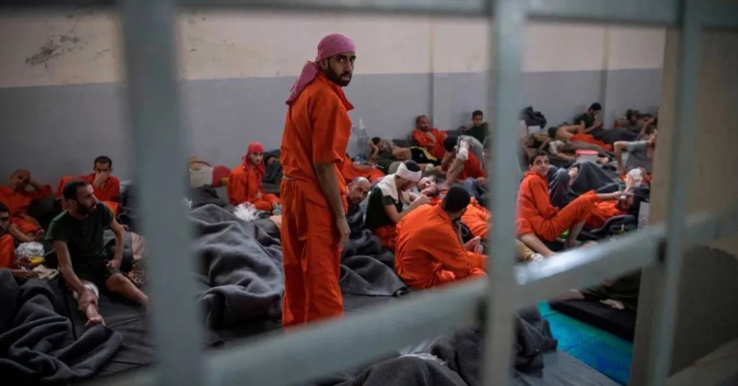 عناصر من داعش معتقلون في سجن في الرقة في عام 2022. (أ ف ب)