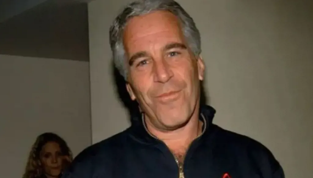 "لإعادة التحقيق"... طبيب حضر تشريح جثّة "إبستين" يفجر مفاجأة: الوفاة قد لا تكون انتحاراً