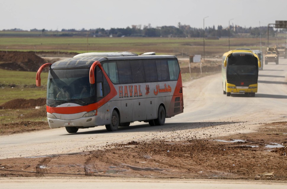 قافلة تحمل سجناء من تنظيم داعش من القامشلي إلى العراق (رويترز)