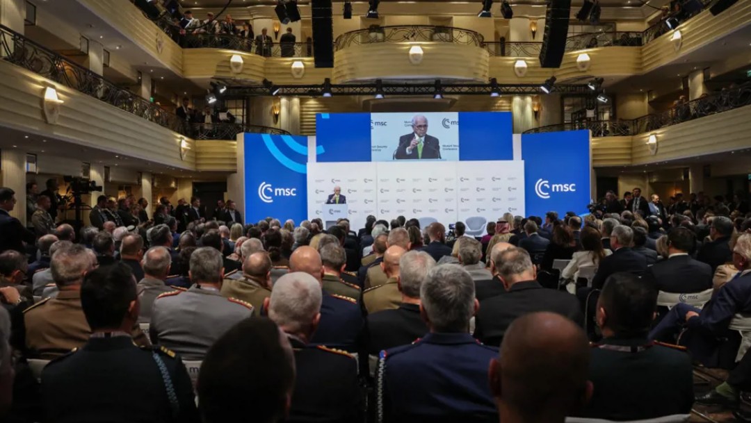 رئيس مؤتمر ميونيخ للأمن وولفغانغ إيشينغر يلقي كلمة في افتتاح الدورة الثانية والستين لمؤتمر ميونيخ للأمن. (أ ف ب)