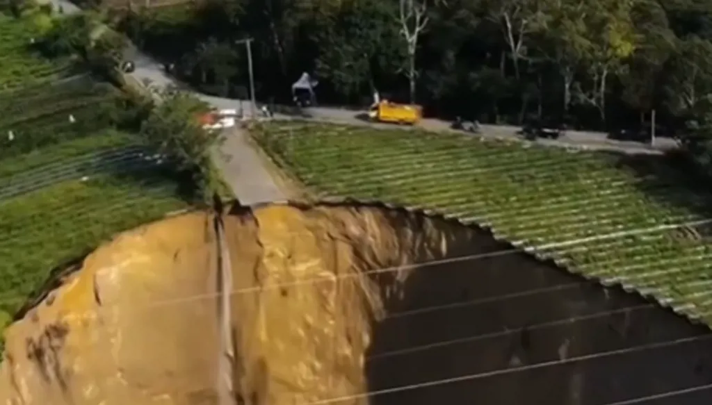 بالفيديو- انهيار أرضي يبتلع 30 ألف متر مربع في إندونيسيا