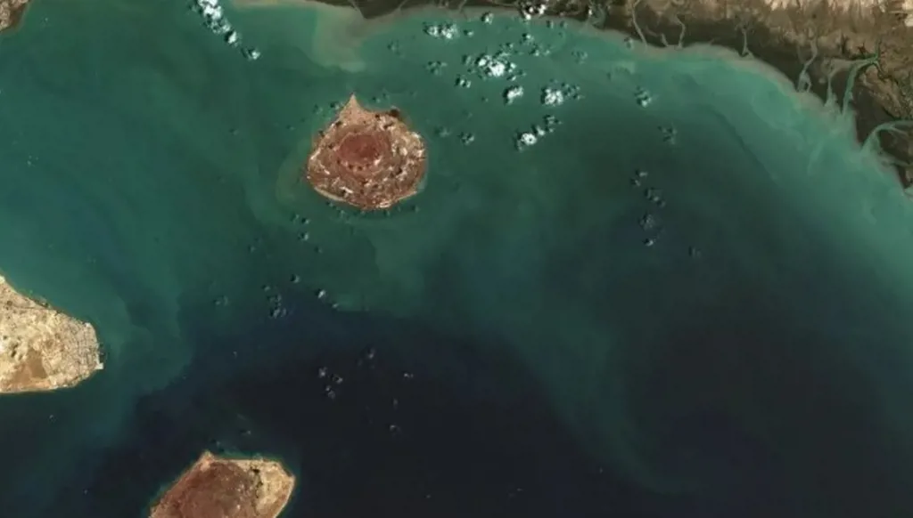 "كإجراء احترازي"... إيران تغلق أجزاء من مضيق هرمز