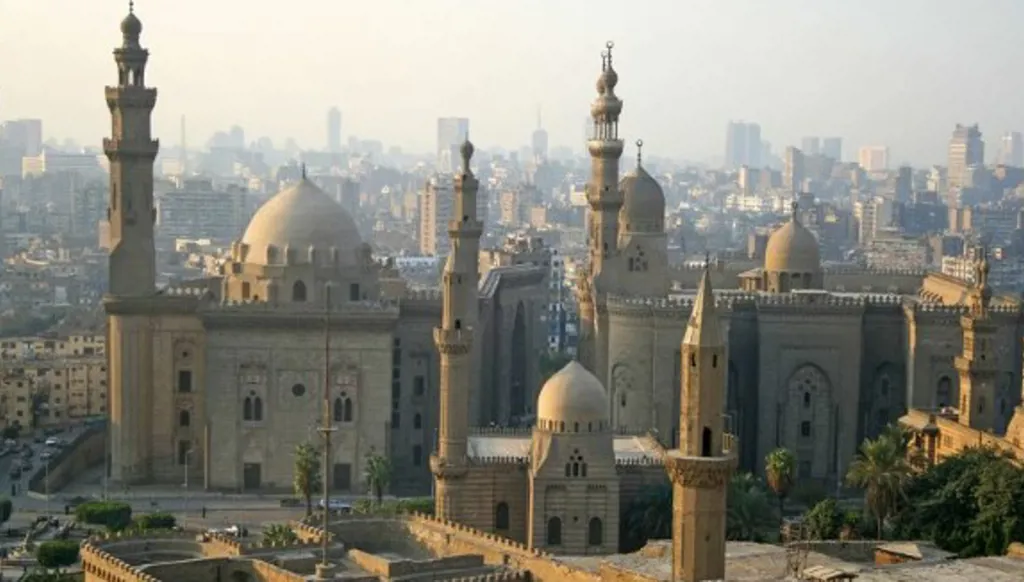 هل تتمكّن القاهرة من البقاء خارج نطاق الصراعات الخليجية تماماً؟