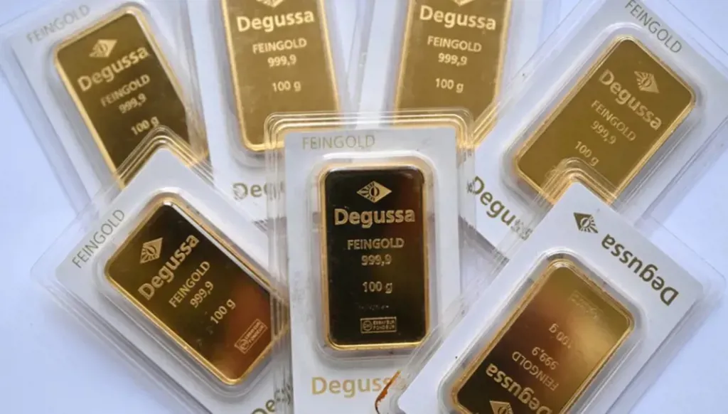 Gold declines as dollar hits weekly high ahead of key U.S. data