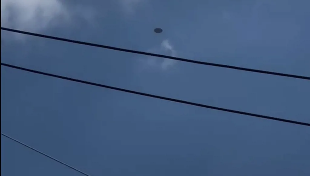 جسم غامض يشبه "الطبق الطائر" يثير الجدل في سماء المكسيك