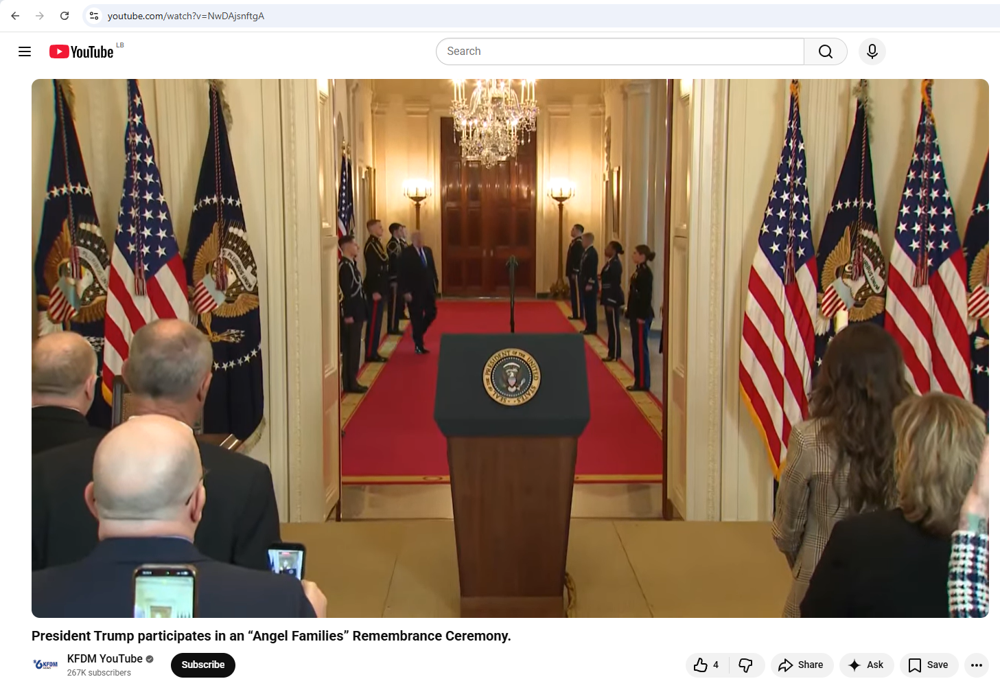 لقطة من الفيديو المنشور في قناة KFDM YouTube، وتظهر لحظة دخول ترامب 