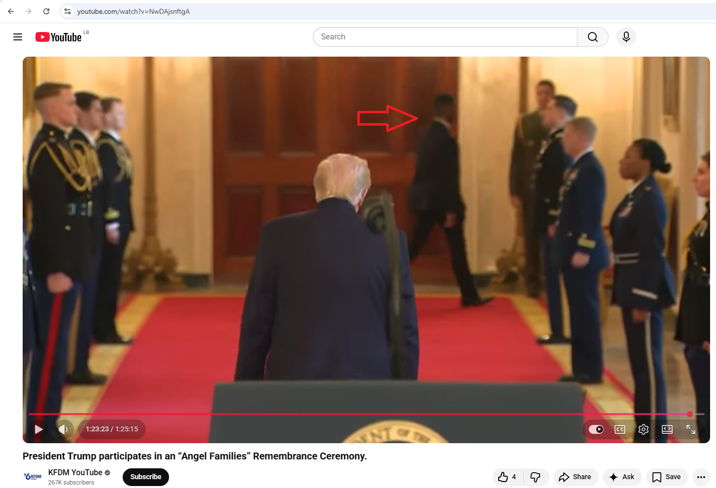 لقطة من الفيديو المنشور في قناة KFDM YouTube، وتظهر مرور الرجل قبل ترامب في رواق الى اليمين