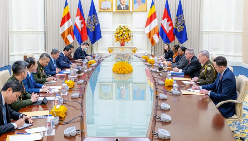 اجتماع بين رئيس وزراء كمبوديا هون مانيت ومساعد وزير الخارجية لشؤون شرق آسيا والمحيط الهادئ مايكل ديسومبر. (أف ب)