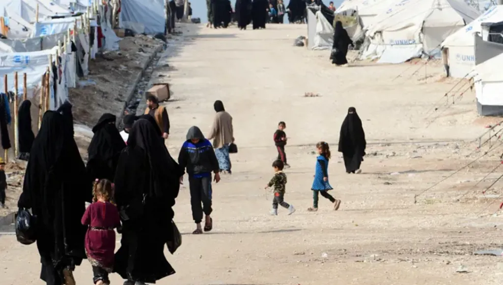 "قسد" تردّ على الحكومة السورية بشأن مخيم الهول: ماذا جرى بعد الانسحاب؟