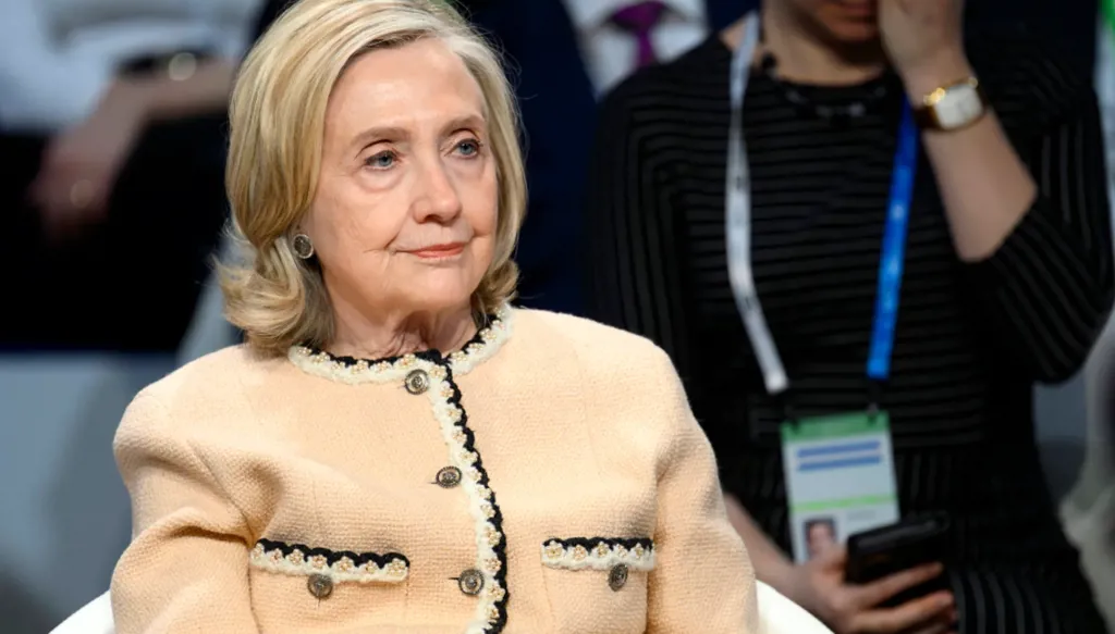 بعد تسريب صورة... تعليق إفادة هيلاري كلينتون في تحقيق إبستين