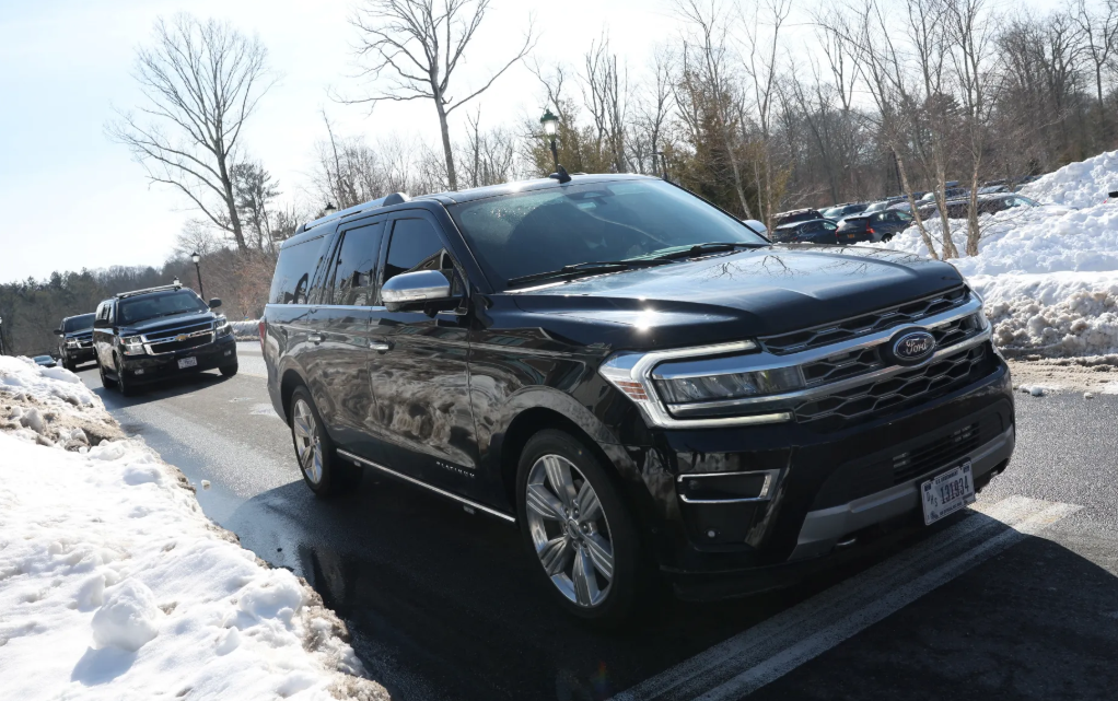 السيارة التي أقلت كلينتون للتحقيق معها