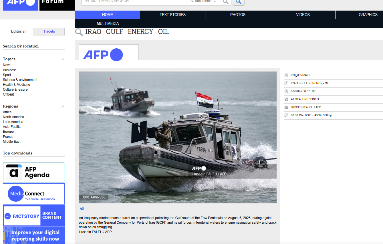 زورق سريع تابع للبحريّة العراقيّة خلال دورية في جنوب شبه جزيرة الفاو في 5 آب/أغسطس 2025، خلال عملية مشتركة مع الشركة العامة لموانئ العراق (AFP / Hussein FALEH)