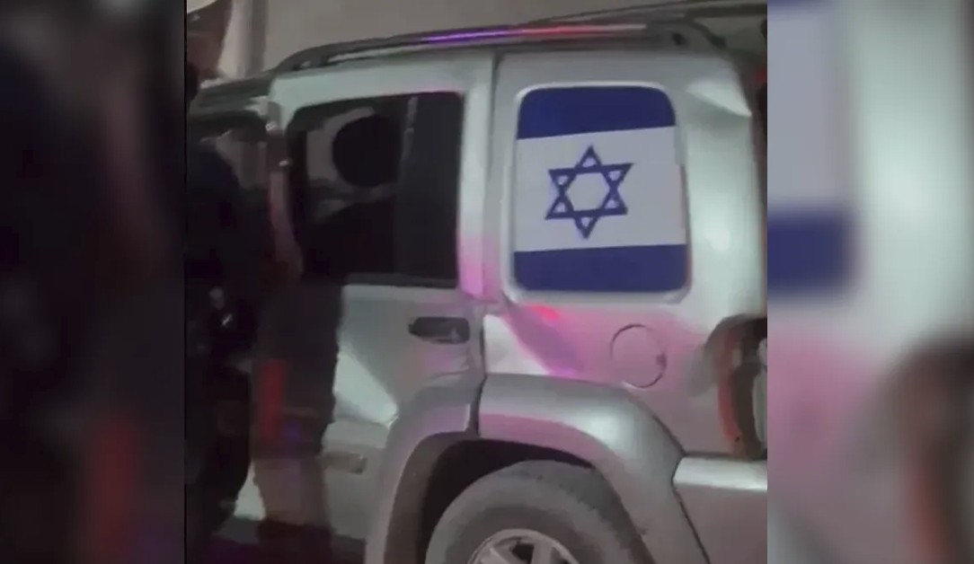 سيارة تحمل علم إسرائيل (إكس).