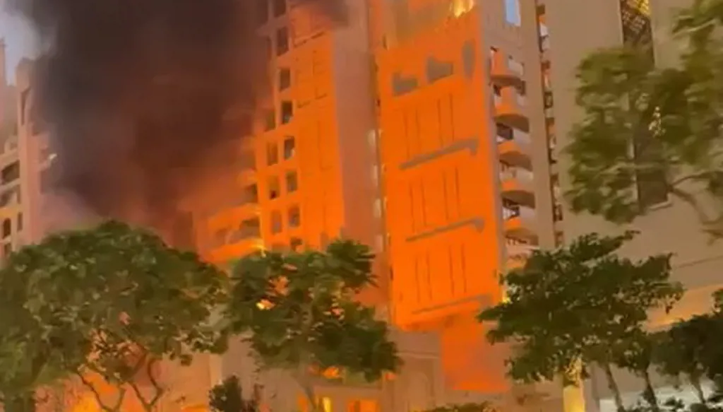 المكتب الإعلامي لحكومة دبي: السيطرة على حريق في نخلة جميرا وإصابة أربع أشخاص (فيديو)