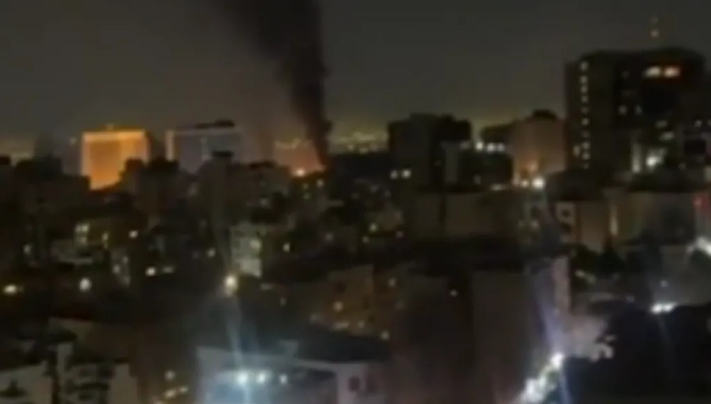 بالفيديو... الجيش الإسرائيلي يستهدف هيئة الإذاعة والتلفزيون الإيرانية