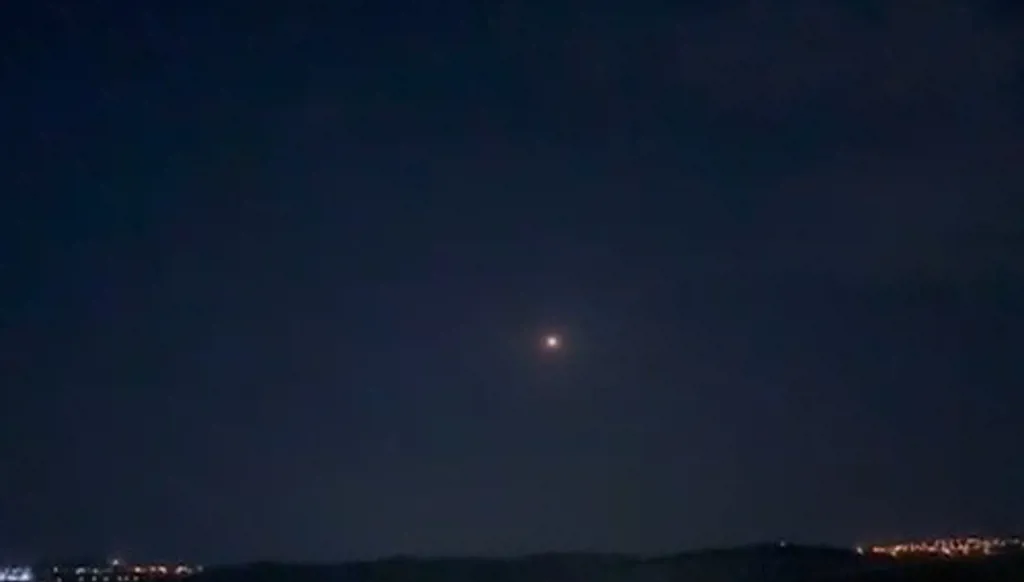 "حزب الله" يتبنى إطلاق صواريخ من لبنان... والجيش الإسرائيلي يشن غارات على ضاحية بيروت الجنوبية (فيديو)