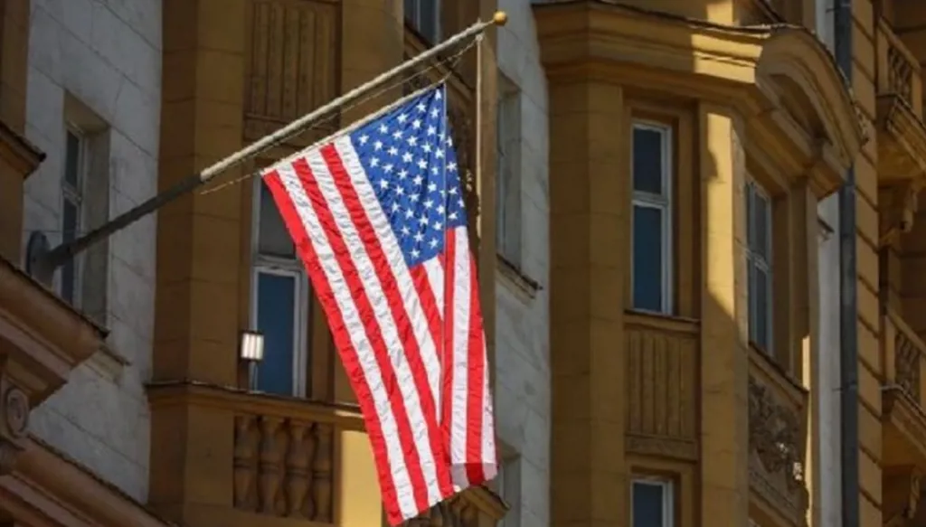 العلم الاميركي على احدى السفارات