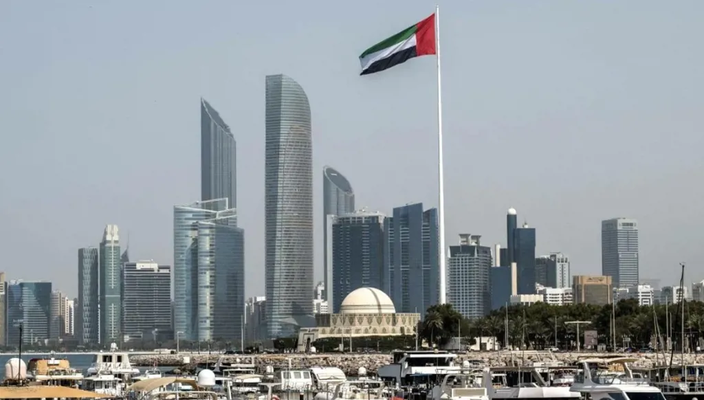 الإمارات تعترض 3 صواريخ باليستية و121 مسيّرة إيرانية