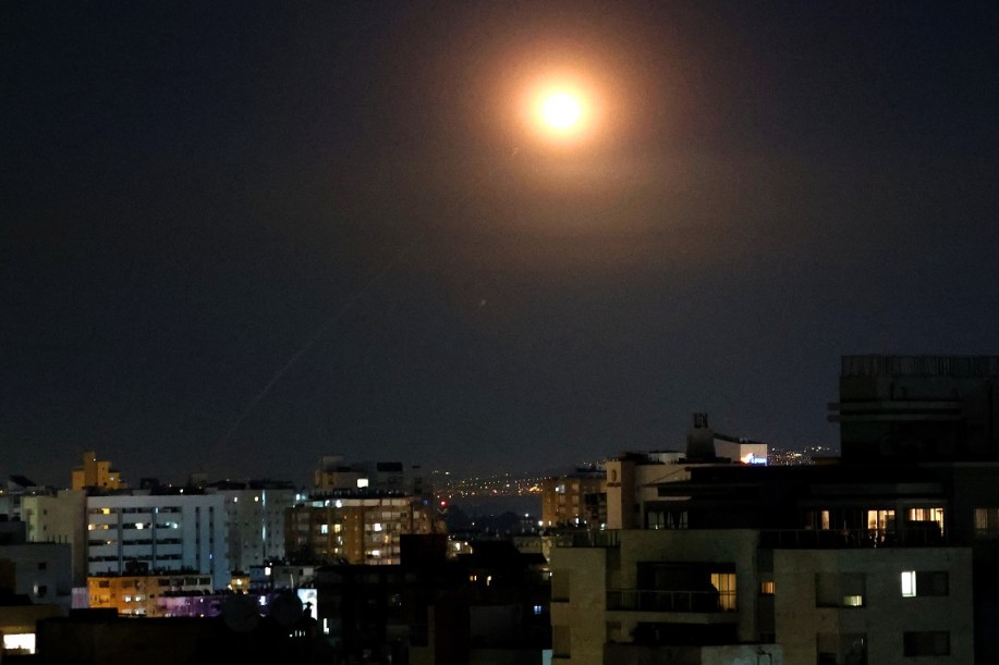 آثار الصواريخ في سماء نتانيا وسط وابل جديد من الهجمات الصاروخية الإيرانية. (أ ف ب)